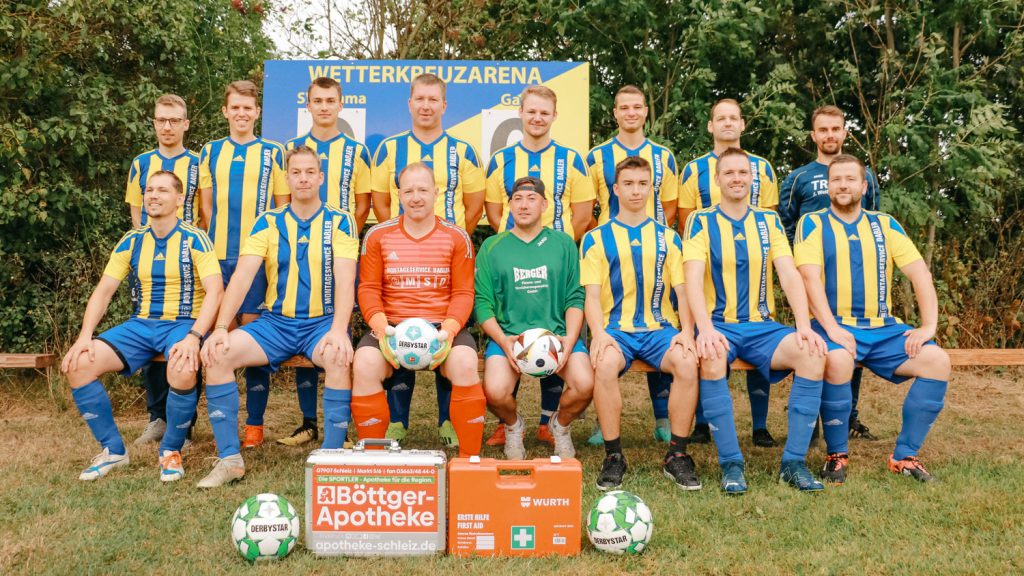 Foto der Löhmaer Fußballmannschaft mit 15 Spielern in gelb-blauen Trikots.