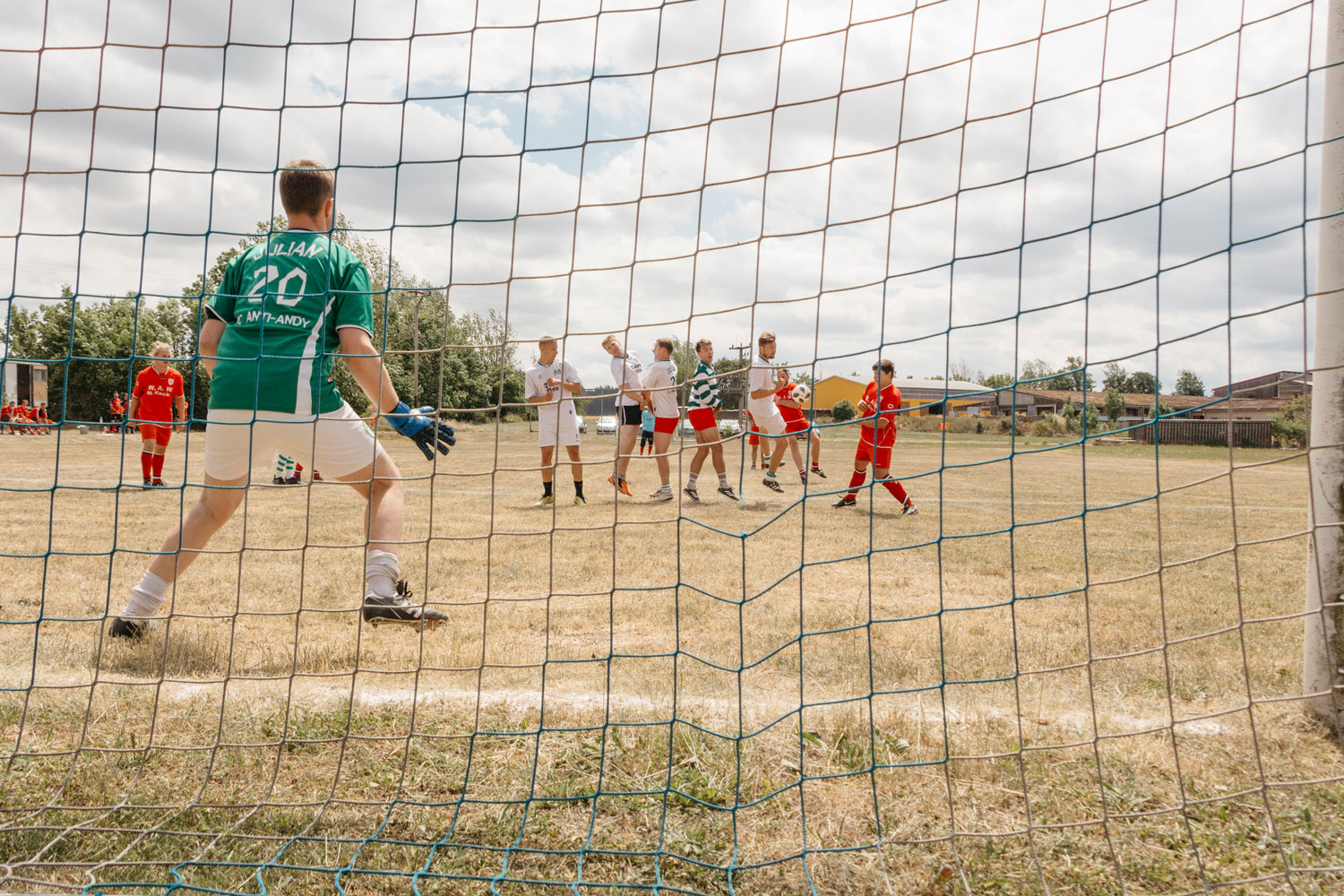 Spielszene im Löhmaer Gauditunier, Fußballtor mit Tormann, der den anfliegenden Ball neben den Abwehrspielern im Blick hat.