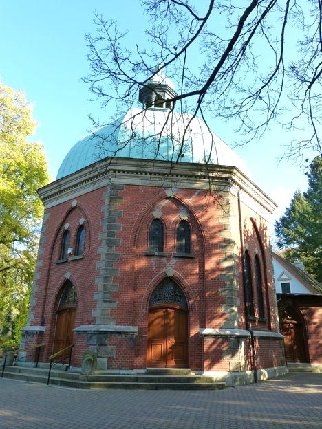 Blick auf die Apoldaer Friedhofskapelle im Frühling. Der Himmel ist blau.