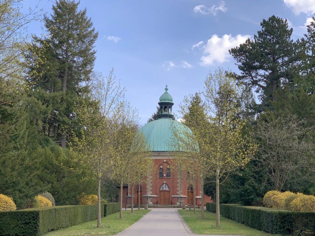 Blick auf die Apoldaer Friedhofskapelle im Frühling.