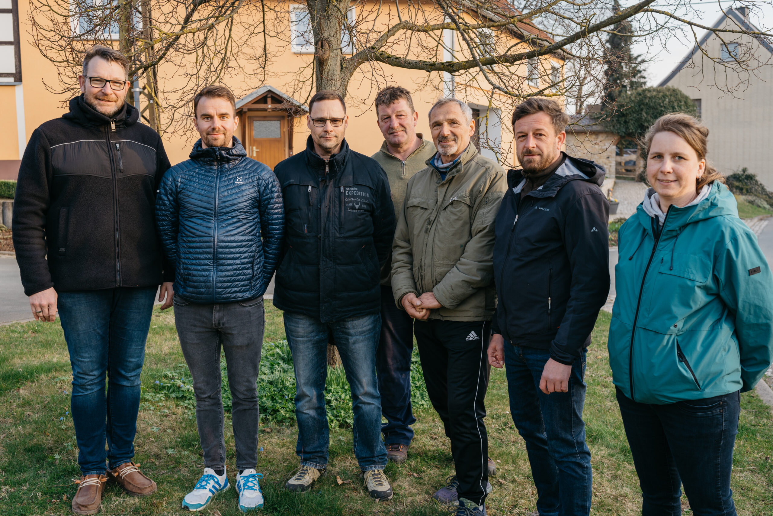 Foto zeigt den Löhmaer Gemeinderat; sieben Personen nebeneinander stehend.