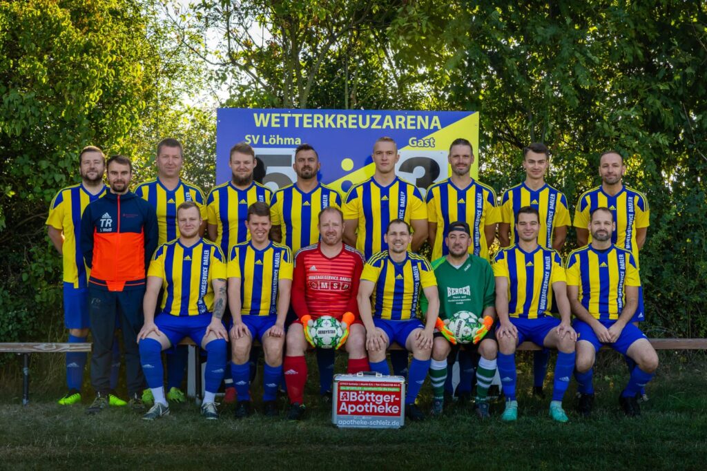 Foto zeigt die Mannschaft des Fußballvereins Löhma in gelb-blau gestreiften Trikots.